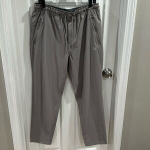 VUORI TRAIN TECH PANTS. SHIITAKE